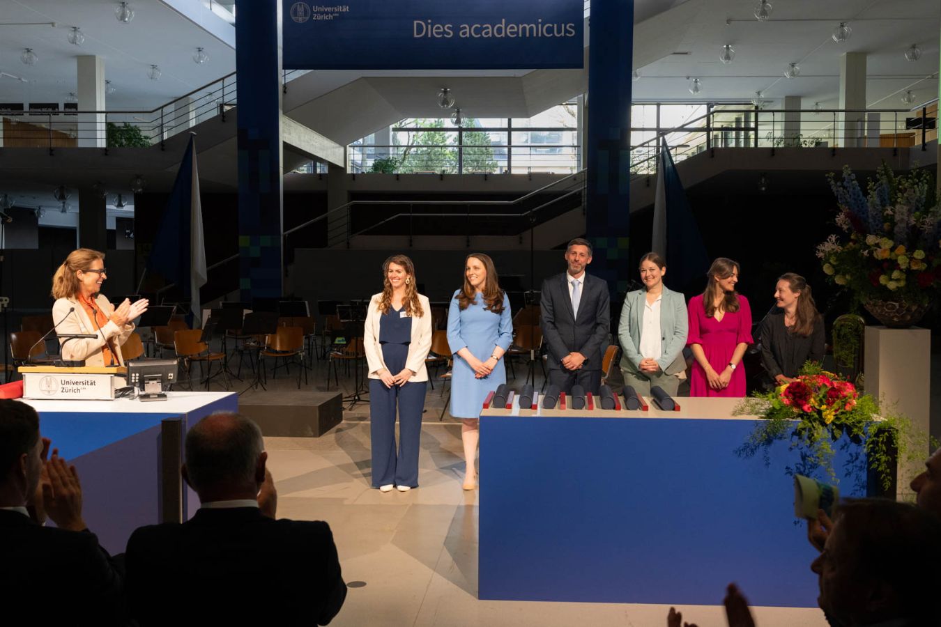 In drei verschiedenen Kategorien werden Nachwuchswissenschaftlerinnen und Nachwuchswissenschaftler der Medizinischen Fakultät von der Walter und Gertrud Siegenthaler Stiftung ausgezeichnet. Die Verleihung leitete Direktorin UMZH Beatrice Beck Schimmer.